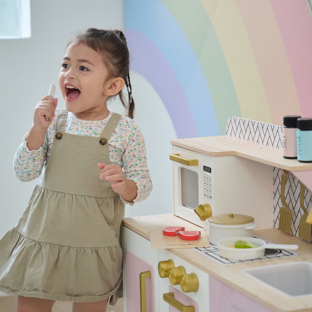 Little Chef Hampton Wooden Play Kitchen with Ice Dispenser & Sink - FAO Schwarz